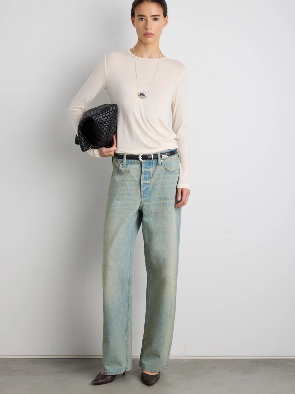 MID-RISE STRAIGHT LEG JEAN